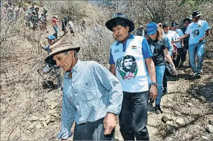  ?? ENZO DE LUCA-ABI / AFP ?? El presidente boliviano, Evo Morales (segundo), ayer en La Higuera tras los pasos del Che