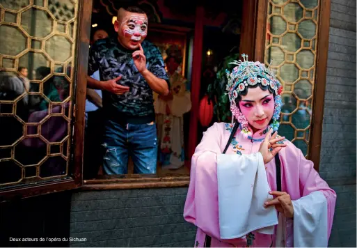  ??  ?? Deux acteurs de l’opéra du Sichuan