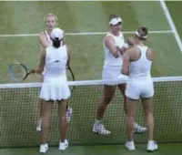  ?? FOTO AP ?? De witte kledij blijft kenmerkend voor het toernooi in Wimbledon, maar vrouwen mogen vanaf nu wel donker ondergoed dragen.