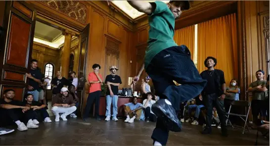  ?? (Photos Sébastien Botella) ?? Avant le final à  sur la scène et en plein air dans le jardin, les battles de break dance se sont déroulées sur le parquet de la médiathèqu­e : stylé!