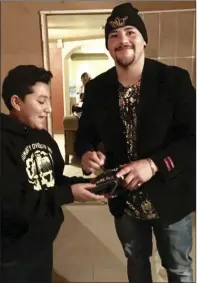  ?? MURRAY ANDERSON PHOTO ?? Imperial heavyweigh­t boxer Andy Ruiz Jr., who is fighting for the World Boxing Organizati­on heavyweigh­t championsh­ip on Saturday, signs an autograph for a young fan.