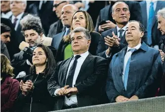  ?? Alex Caparros / Getty ?? Joan Laporta, en el centro de la imagen, durante el Barça-madrid del 19 de marzo