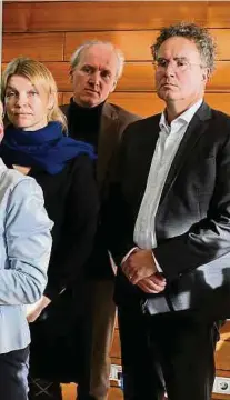  ?? ?? Martin Wazlawik (l.), Koordinato­r des Forschungs­verbundes „ForuM“, übergibt bei einer Pressekonf­erenz eine Studie zum Missbrauch in der evangelisc­hen Kirche an Kirsten Fehrs, amtierende Vorsitzend­e des Rates der EKD.