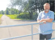 ?? FOTO: BIRGIT VAN LAAK ?? Karl Friedrich Rommel, Eigentümer des Holzhofare­als, hat den Zufahrtswe­g mit einem Tor verschloss­en.