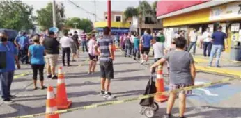  ?? CORTESÍA ?? La escena. Hace una semana en Escodedo hicieron largas filas para adquirir cerveza.