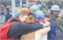  ??  ?? ► La imagen del abrazo con las manifestan­tes.