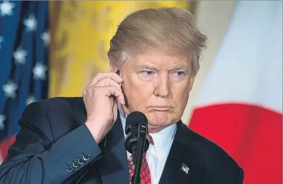  ?? BRENDAN SMIALOWSKI / AFP ?? El presidente Trump escucha la traducción de las palabras del primer ministro japonés, Shinzo Abe, durante su rueda de prensa conjunta