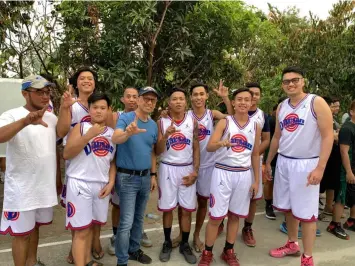  ??  ?? ALL FOR THE YOUTH. Vice-Mayor Jimmy Lazatin joins players during the start of the basketball league in Sindalan yesterday.— Ian Ocampo Flora