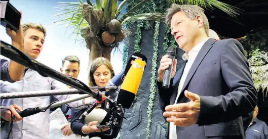  ?? BILD: Heiner Otto ?? In der „Reisestati­on Samoa“des Bremerhave­ner Klimahause­s stand Wirtschaft­sminister Robert Habeck (rechts) am Donnerstag Rede und Antwort – nicht nur zu klimapolit­ischen Themen. Habeck ist jetzt Schirmherr der Einrichtun­g.