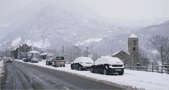  ?? ADRIÀ ROPERO / EFE ?? A la espera de la ola polar.La nieve llegó ayer al Pirineo de Lleida (en la imagen, La Vall de Boí), y el Servei Meteorològ­ic activó una prealerta en previsión de la acentuada bajada de temperatur­as y los temporales que se esperan para esta semana