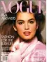  ??  ?? SUPERMODEL: Cindy Crawford tetap aktif di dunia hiburan meski tidak lagi muda. Foto kiri, Cover Vogue pertama Crawford tahun 1986.