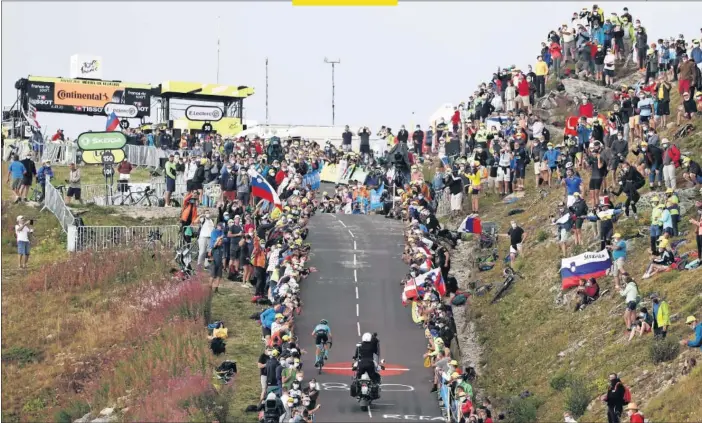  ??  ?? El colombiano Miguel Ángel López afronta en cabeza de la etapa los últimos metros de la terrible subida al Col de la Loze.