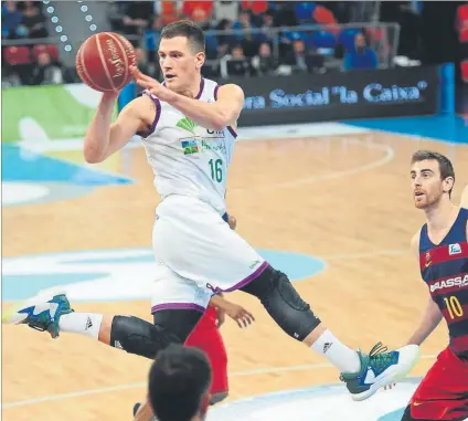  ?? FOTO: EFE ?? Nedovic busca el pase en el aire. La buena defensa del Barça forzó varias pérdidas del jugador serbio de Unicaja