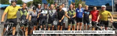  ?? Foto JEFFREY GAENS ?? Voorzitter Croonen (midden) tussen de andere fietstoeri­sten.