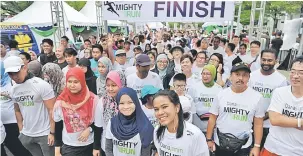  ?? — Gambar Bernama ?? LARIAN AMAL: Kira-kira 1,000 orang menyertai Danajamin Mighty Run bagi mengumpul dana bagi Persatuan Kebangsaan Autisme Malaysia (NASOM) di Centrus dekat Cyberjaya, semalam.