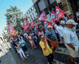  ??  ?? Il corteoIeri pomeriggio tra le 17 e le 20 un centinaio di lavoratori dell’Adl Cobas hanno sfilato per le strade di Padova