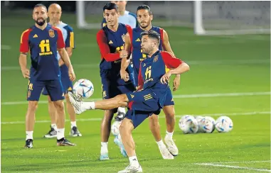  ?? ?? Jordi Alba golpea un balón ante Koke en el entrenamie­nto de España.