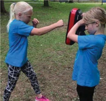  ??  ?? RAK HÖGER.
10-åriga Alva levererar en kraftfullt slag. Esther, 9, håller mitsen.