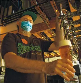  ?? KEVIN PAINCHAUD — SANTA CRUZ SENTINEL ?? Dan Satterthwa­ite, co-founder and brewmaster of New Bohemia Brewing Co., pours a pint of its newest brew, Big Basin IPA.