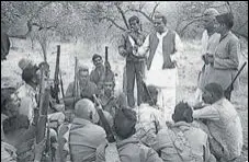  ?? HT ARCHIVE ?? Over 200 dacoits surrendere­d in Dhorera in April 1972.