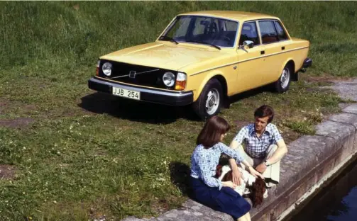  ?? ?? Den gule farve er tidstypisk for Volvo 240, der blev lanceret i 1974, men orange var også en populaer kulør. Foto: Volvo