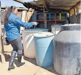  ?? / JAVIER CRUZ ?? Las familias por sus propios medios tienen que acarrear el agua.