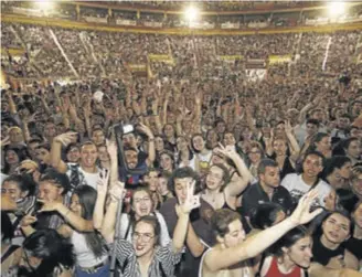  ??  ?? La plaza de toros se llenó hasta la bandera.