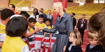  ?? (Photos Jean-françois Ottonello et Eric Mathon/ Palais princier) ?? La princesse, accompagné­e de ses enfants, a félicité les jeunes joueurs.