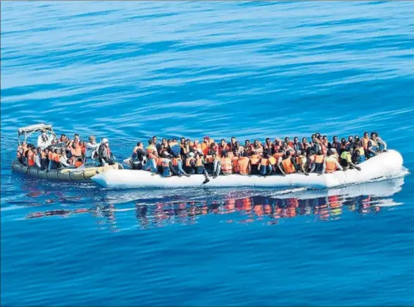  ?? MARINA MILITARE / EFE ?? Un solo barco de la Marina italiana rescató el viernes a 234 personas en dos botes que habían zarpado de las costas libias