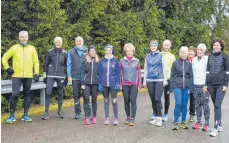  ?? FOTO: RÜDIGER DAUS ?? Die aktiven Läufer vor dem Start zur acht Kilometer langen Strecke beim Silvesterl­auf am 31. Dezember 2017.