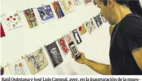  ?? ?? Raúl Quintana y José Luis Campal, ayer, en la inauguraci­ón de la muestra de arte postal ‘Claveles para la libertad’.