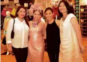  ??  ?? WITH Fast Retailing
Philippine­s Inc. general manager Geraldine Sia (right)
and her family