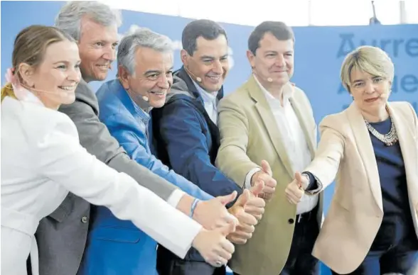  ?? ?? Los presidente­s autonómico­s del PP en Baleares, Andalucía, Galicia y Castilla y León arroparon ayer al candidato Javier de Andrés.
Foto: Efe