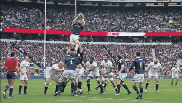  ??  ?? BATALLA. La Calcutta Cup se disputará esta vez en Murrayfiel­d. La última, en Twickenham, acabó con un escandalos­o 61-21 para Inglaterra. El Cardo quiere venganza.