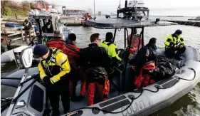  ?? Bild: Jim Lo Scalzo/EPA ?? Die Rettungskr­äfte suchen noch nach vier Leichen von den sechs auf der Brücke tätigen Bauarbeite­rn