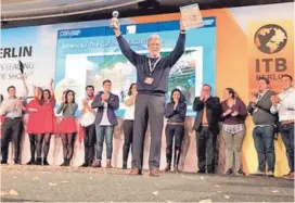  ?? CORTESÍA ICT ?? El ministro de Turismo, Mauricio Ventura celebra el premio en la prestigios­a feria turística.