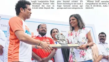  ??  ?? Sachin Tendulkar with the winner Shailja Sridhar in women category of IDBI Federal Spice Coast Marathon 2017.