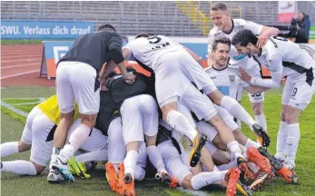  ?? FOTO: HÖRGER ?? Der Jubel war groß bei den Spatzen über den Sieg im Verbandspo­kal- Viertelfin­ale gegen den Drittligis­ten Aalen. Im Halbfinale trifft Ulm auf den Oberligist­en Freiberg.