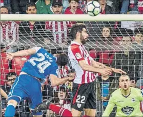  ?? FOTO: EFE ?? Raúl García marcó el primer gol de los leones de cabeza tras un saque de córner