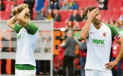  ?? Foto: Ulrich Wagner ?? Das war nichts. Der FC Augsburg (links Tin Jedvaj, rechts Rani Khedira) hatte keine Chance gegen Leverkusen und verlor 0:3.