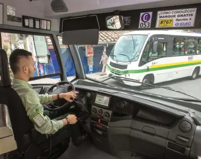  ?? FOTO MANUEL SALDARRIAG­A ?? Con el modelo de caja única y recaudo con tarjeta Cívica, se evita la guerra del centavo entre los conductore­s de buses de una misma ruta y baja el riesgo de atracos.