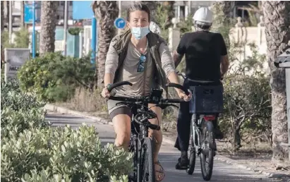  ?? Foto: Ángel García ?? Vor lauter Begeisteru­ng halten nicht alle Radler die Sicherheit­svorschrif­ten ein.