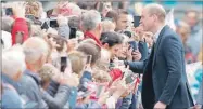  ??  ?? El príncipe Guillermo saluda durante su visita a la Plaza del Mercado en Keswick, Cumbria. Una anciana fue atropellad­a por el convoy de seguridad del duque de Cambridge. La mujer se encuentra grave