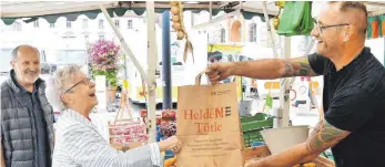  ?? FOTO: STADT ?? Regen Zuspruch erhielten die recyclebar­en HeldeN!-Tütle von den Marktbesuc­hern.