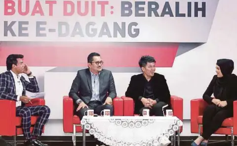  ?? FOTO: KHAIRUL AZHAR AHMAD ?? PROGRAM Bicara BH Buat Duit: Beralih Ke e-Dagang bersama moderator, Meor Ahmad Nasriin Rizal Ishak (kiri) dan ahli panel, Adrian, Ahmad Awaluddin dan Nor Nabilah.