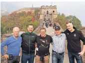  ?? FOTO: BORUSSIA MG ?? Auf der chinesisch­en Mauer (v. l.): Rainer Bonhof, Peter Hambüchen, Max Eberl, Stephan Schippers und Martin Thiess.