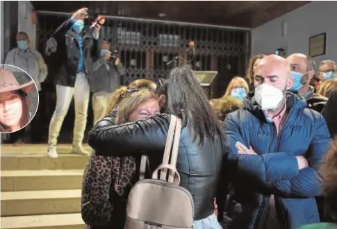  ?? // SERGIO RODRÍGUEZ ?? Protesta ayer a las puertas del Ayuntamien­to de San Roque por la muerte de Mendoza (en el círculo)