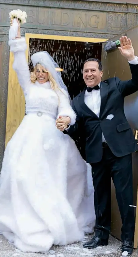  ??  ?? El 5 de febrero de 2018, Vicky concretó su gran sueño de casarse en Nueva York. Fue su “Boda de princesa”, con un traje de novia blanco, con 30 metros de tul y tela traída de Rusia, alianzas de Tiffany, un brillante en el ramo de flores y un paseo en Rolls Royce. Naselli se mostraba totalmente enamorado.