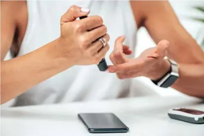  ?? Foto: GETTY IMAGES/ ISTOCKPHOT­O ?? Enklere liv I dag kan diabetiker­e enkelt teste blodsukker­nivået selv med et lite stikk i pekefinger­en og laste opp resultaten­e i en app på mobiltelef­onen.