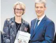  ?? FOTO: DPA ?? Bundesbild­ungsminist­erin Anja Karliczek ( CDU) und Helmut Holter ( Die Linke), Präsident der Kultusmini­sterkonfer­enz, bei der Vorstellun­g des Berichts.